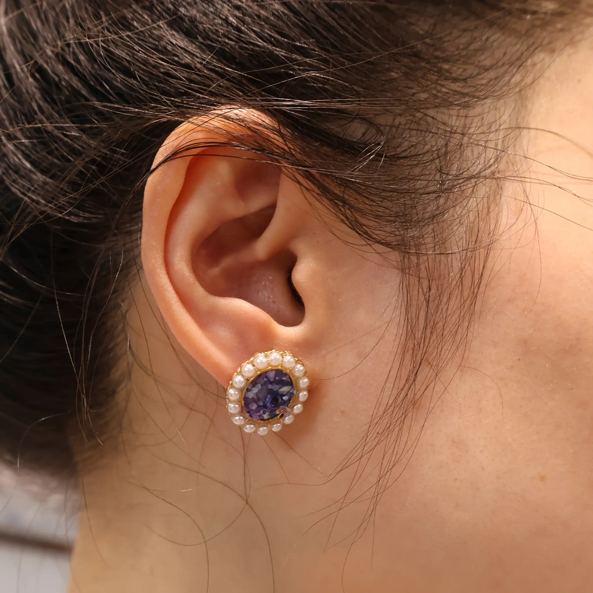 Amethyst Pearl Radiance — Purple Round Pearl-Bordered Stud Earrings